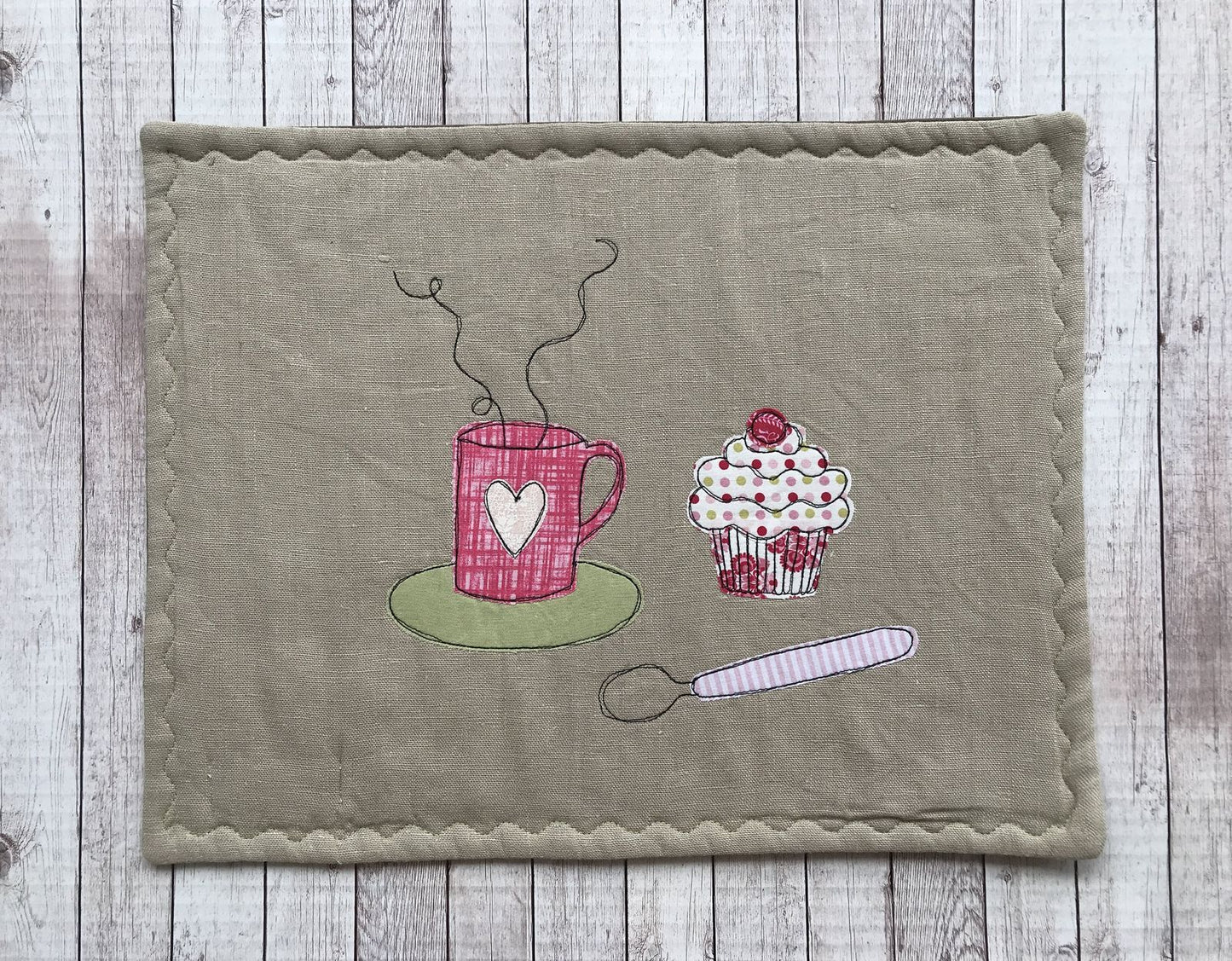 tovaglietta singola decorata con cupcake e mug fumante