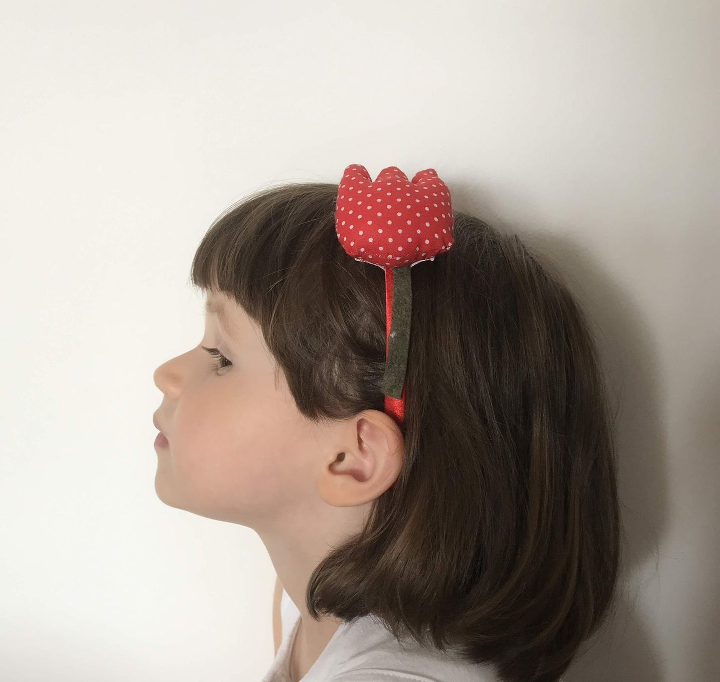 Cerchiello per capelli da bambina in raso rosso con tulipano