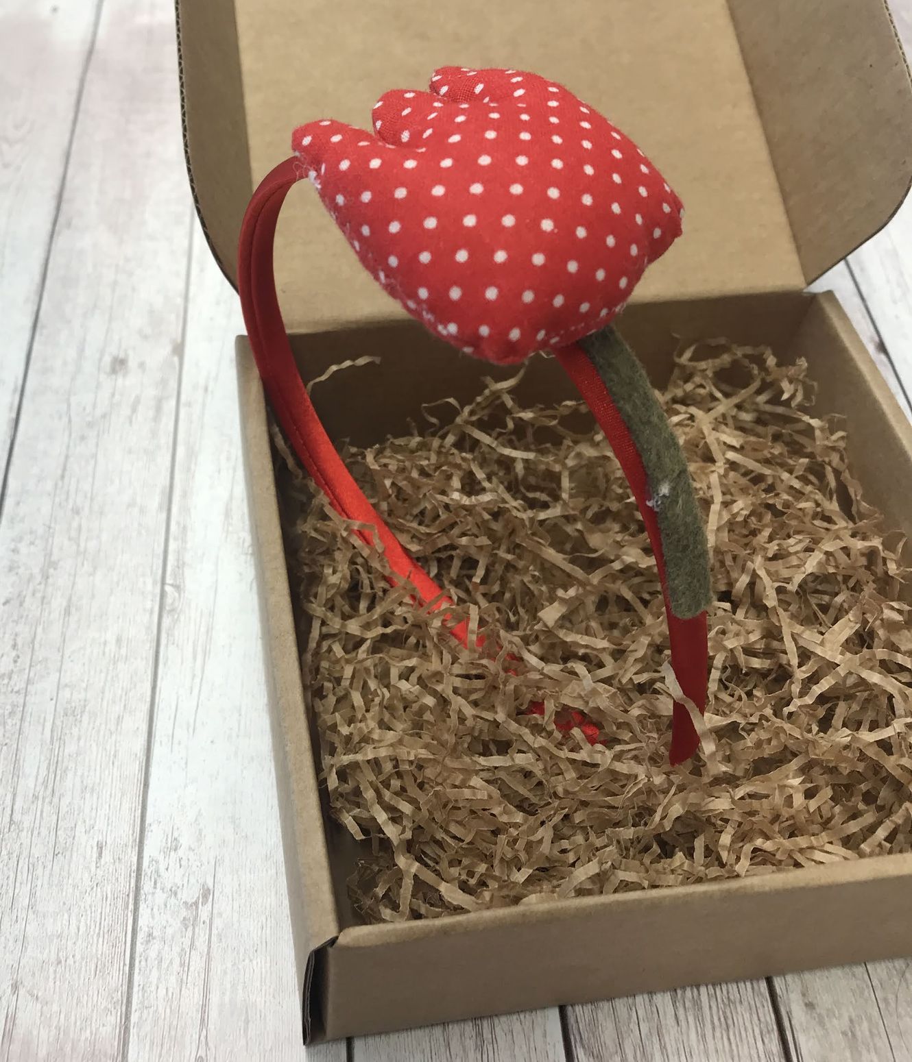 Cerchiello per capelli da bambina in raso rosso con tulipano