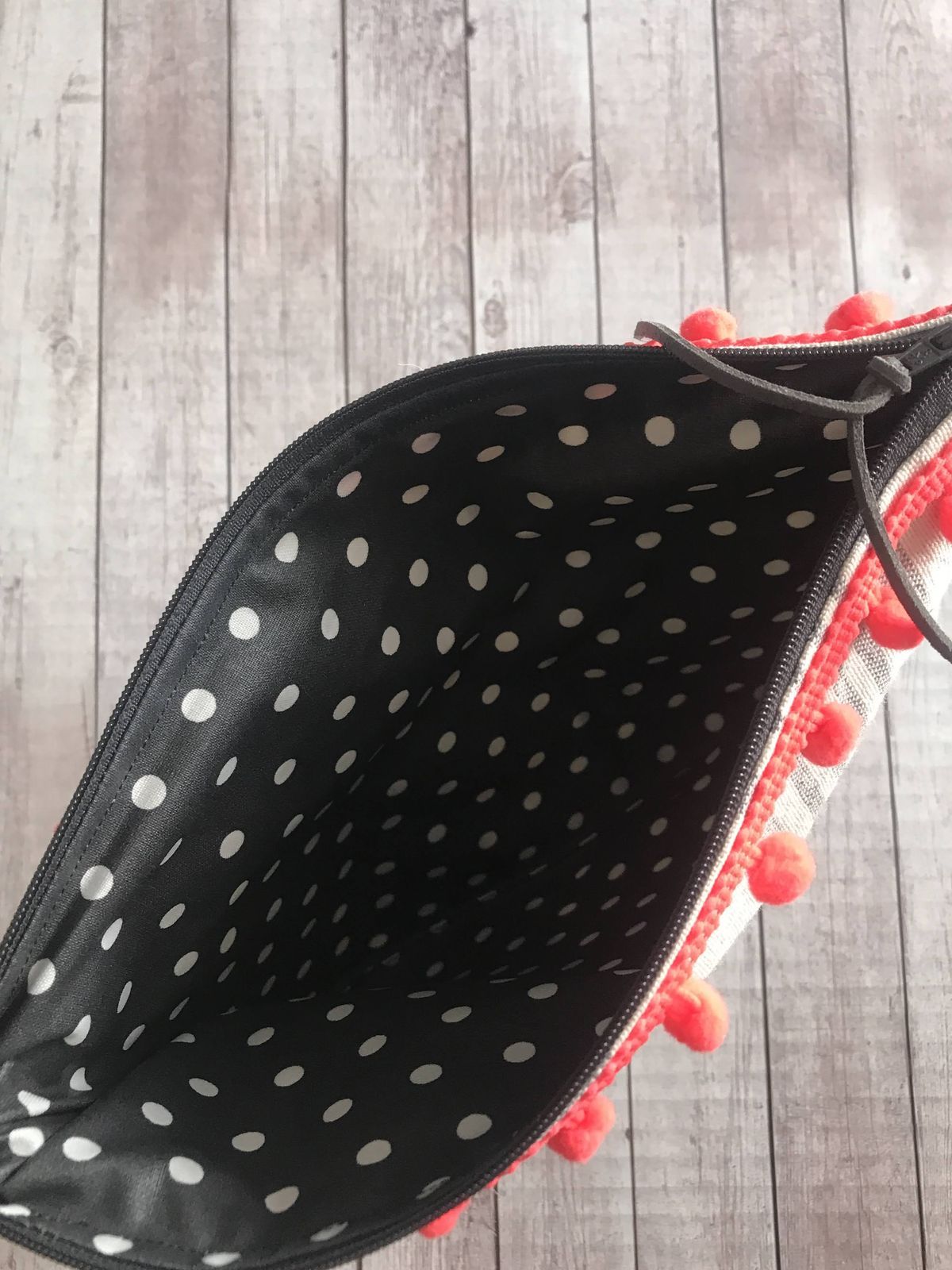 Busta mare a righe con pompon e manichetto con scooter