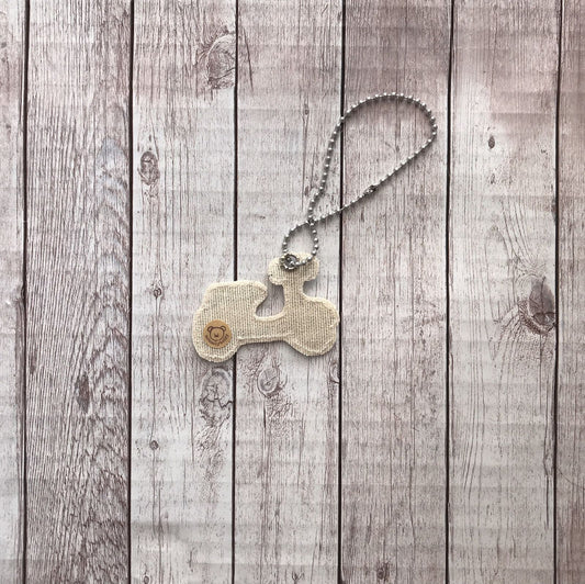 🛵 Tag decorativa in tessuto – Ricamo scooter rosso fatto a mano