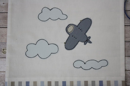 Zainetto semplice in tessuto con ricamo di aeroplanino tra le nuvole – dettaglio ricamo