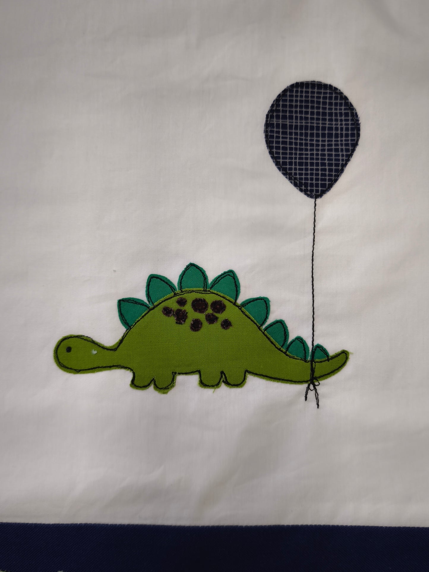 primo piano dinosauro su zainetto asilo