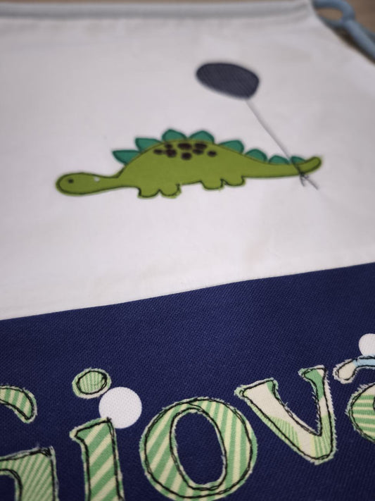 dettaglio ricamo su zainetto asilo dinosauro