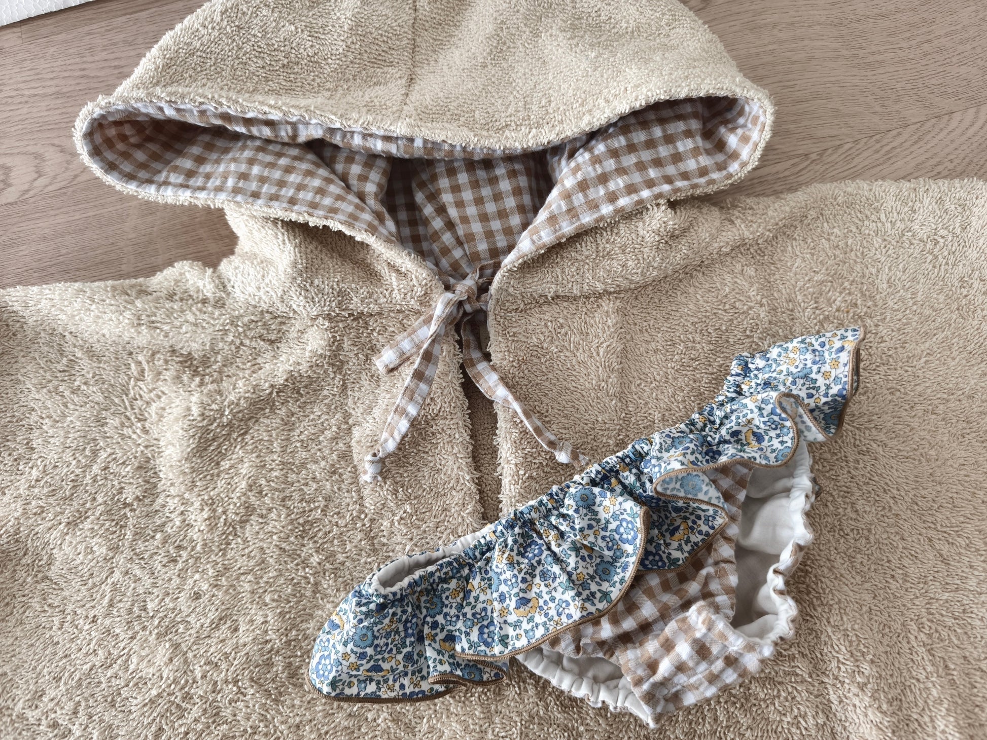 Poncho beige con costumino abbinato