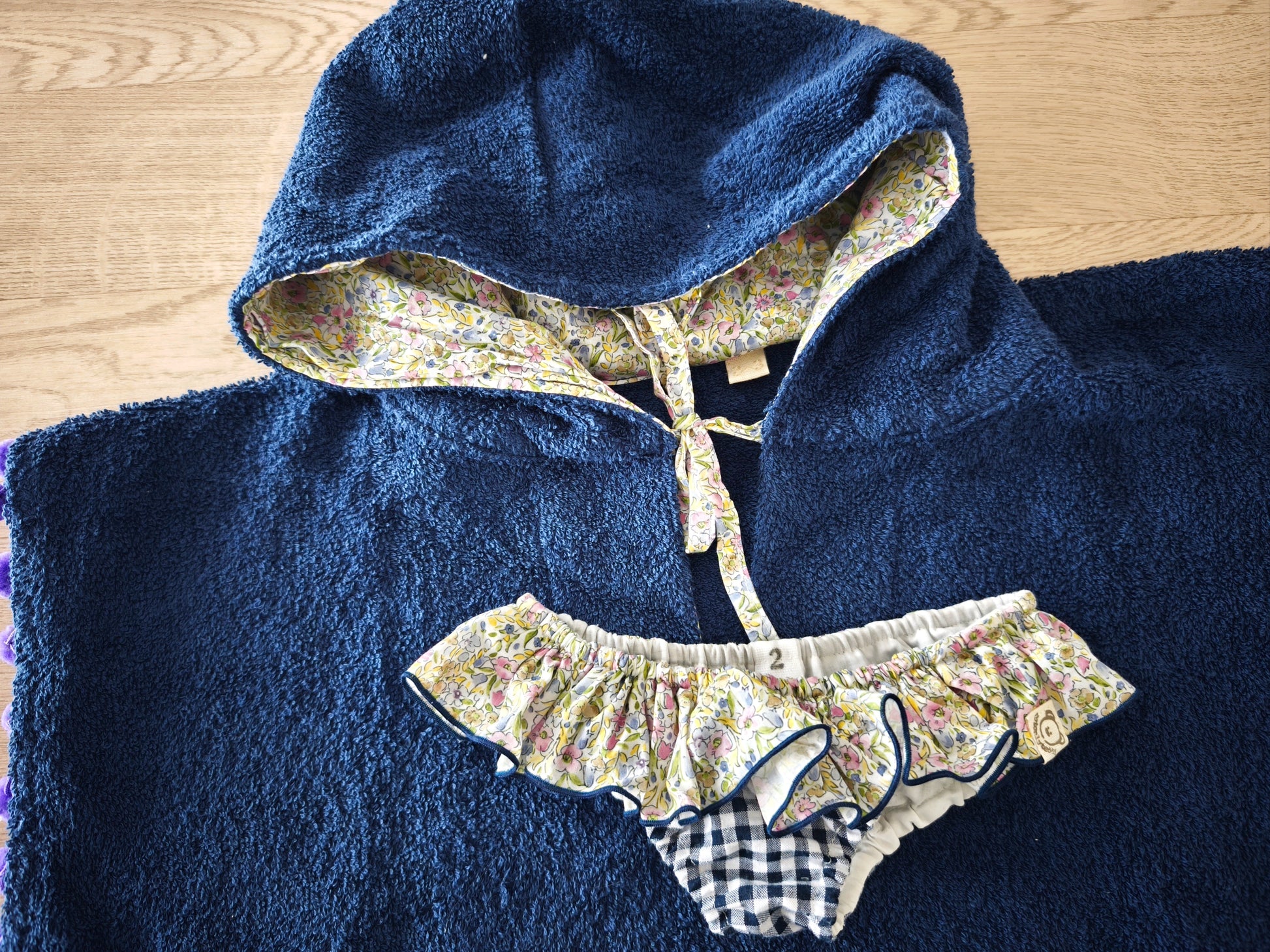 Poncho blu con abbinato costumino con volant