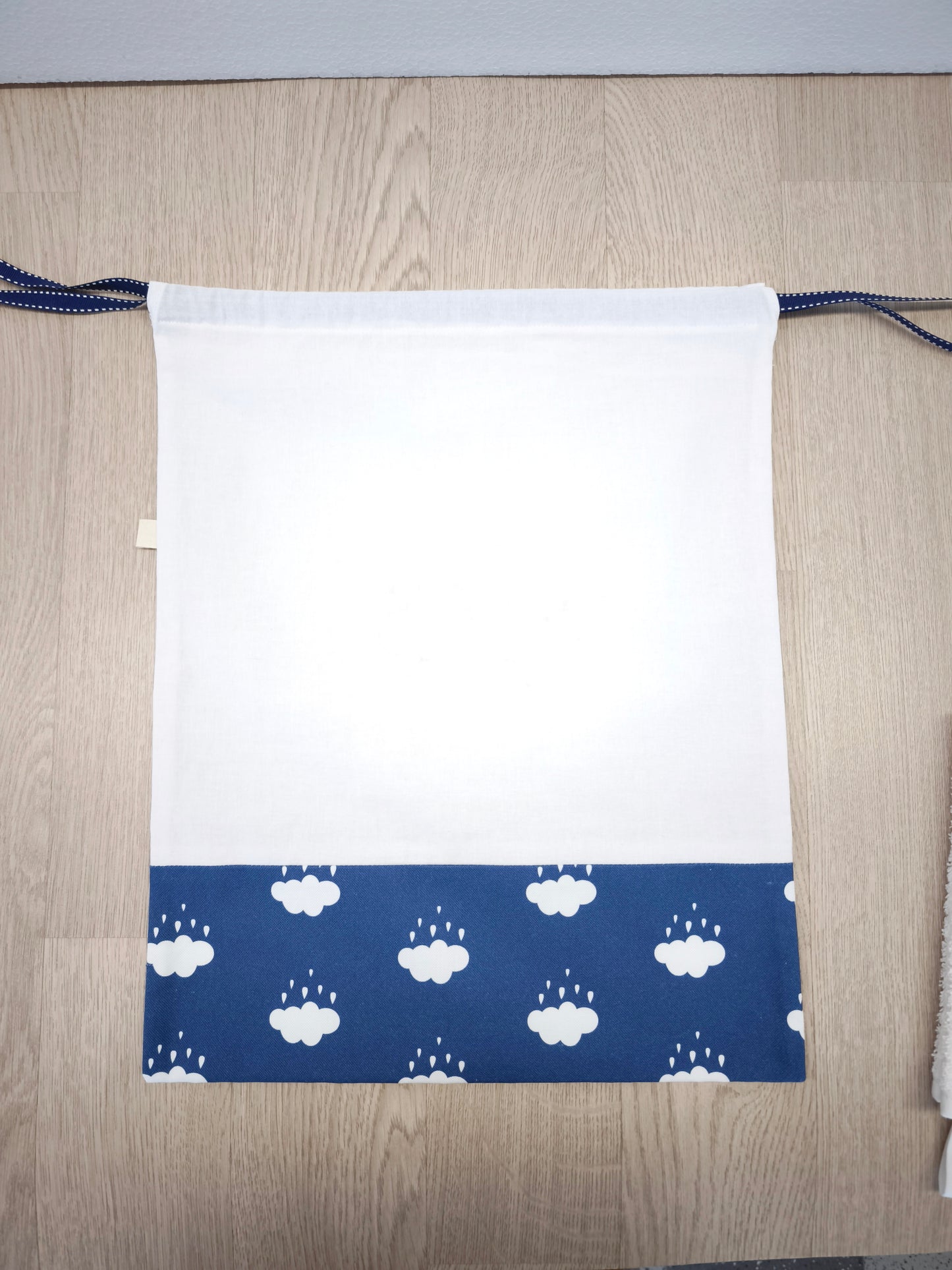 Retro di Sacchetto asilo o corredo con nuvolette blu
