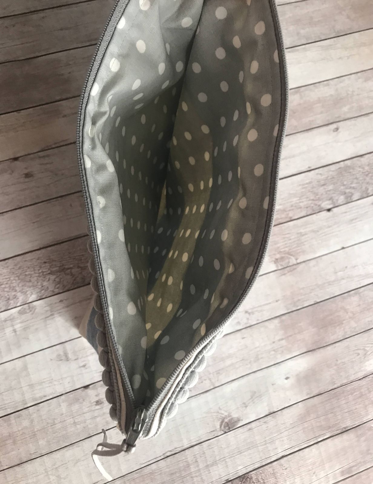 Pochette per la spiaggia a righe con pompon e manichetto con balenina