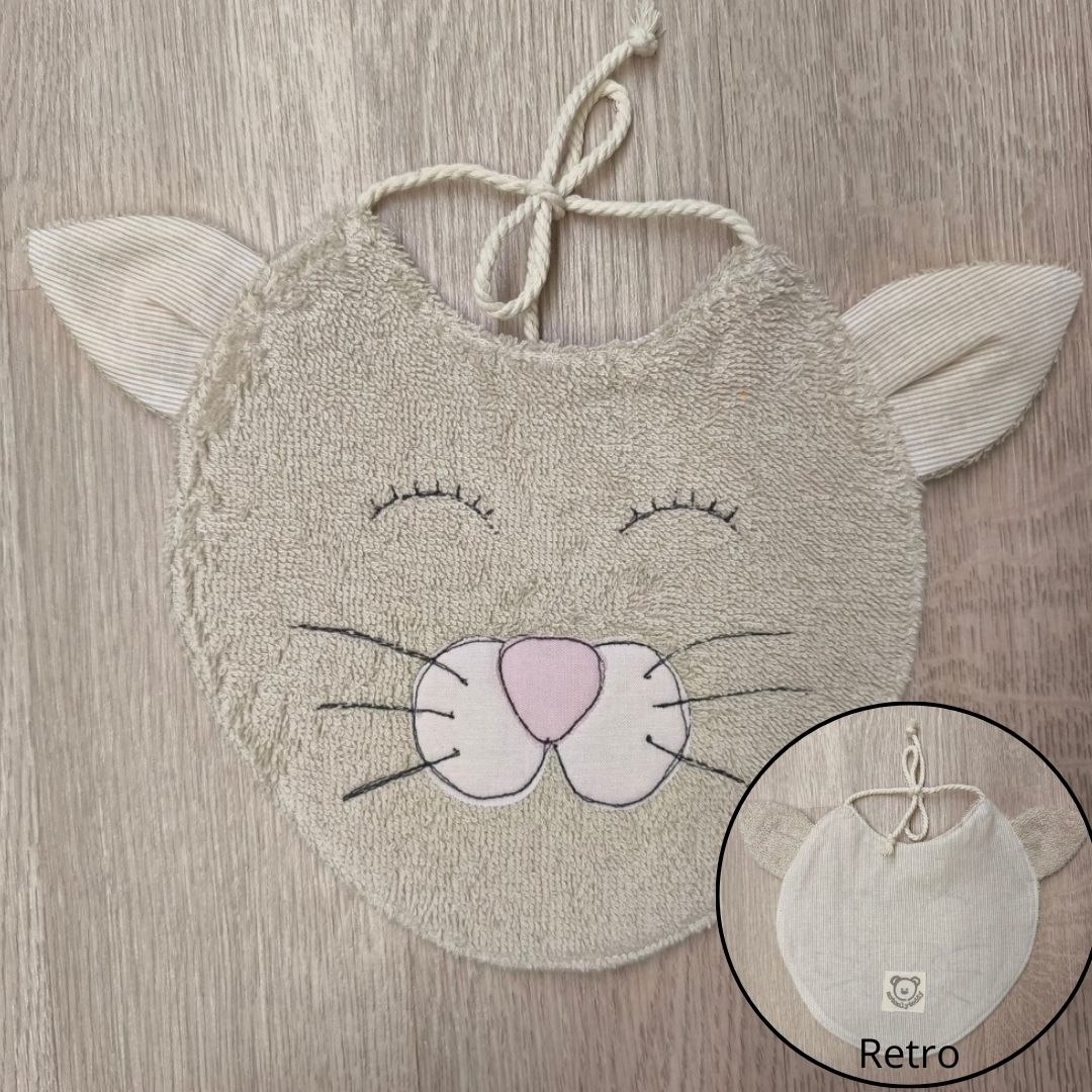 bavaglino per neonato a forma di musetto di gatto beige - fronte e retro