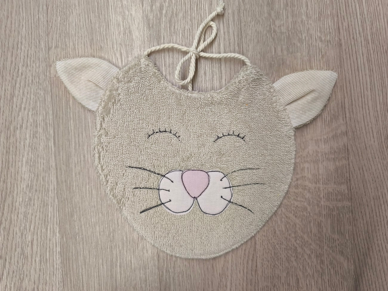 bavaglino per neonato a forma di musetto di gatto beige