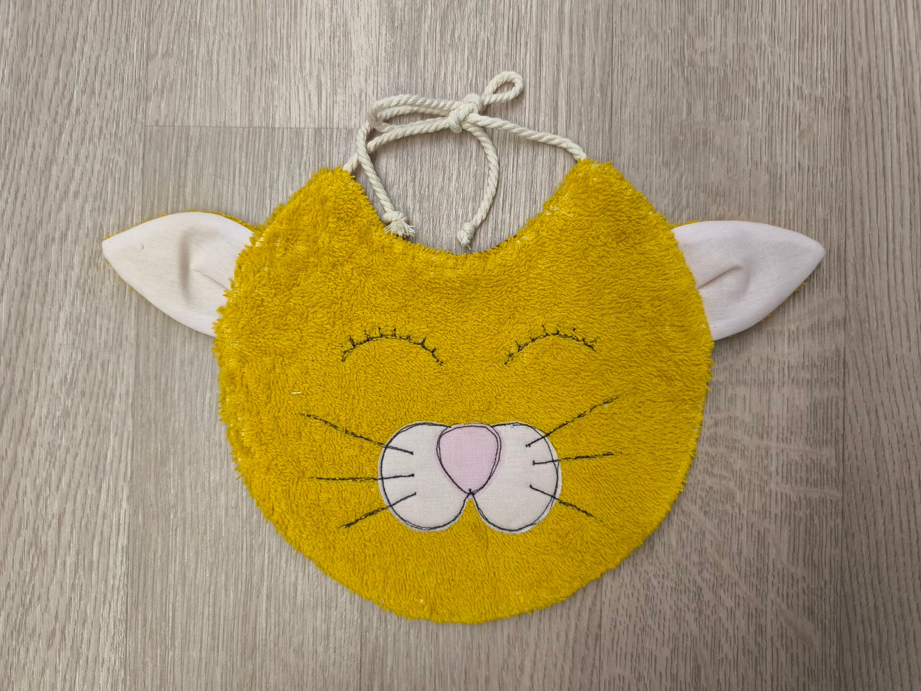 bavaglino per neonato a forma di musetto di gatto senape