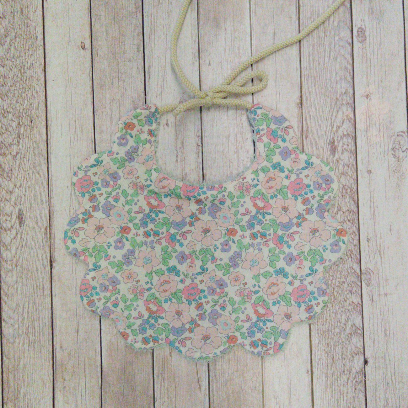 Bavaglino per neonato/a 🐭 – Idea regalo per nuova nascita 🎁- personalizzabile - Fiori rosa e lilla