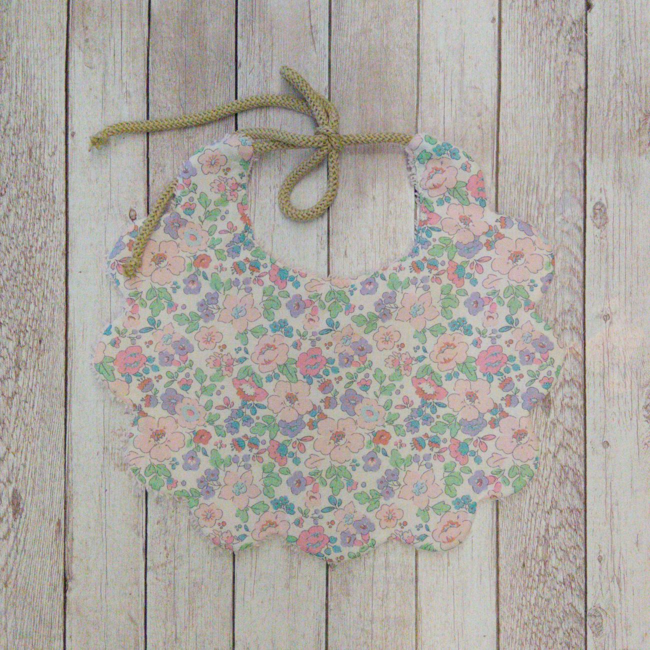 Bavaglino per neonato/a 🐭 – Idea regalo per nuova nascita 🎁- personalizzabile - Fiori rosa e lilla