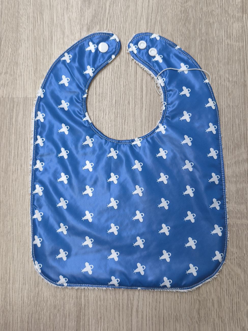 Bavaglino svezzamento cerato blu con retro in spugna - grafiche NotOnlyTeddy aeroplanini