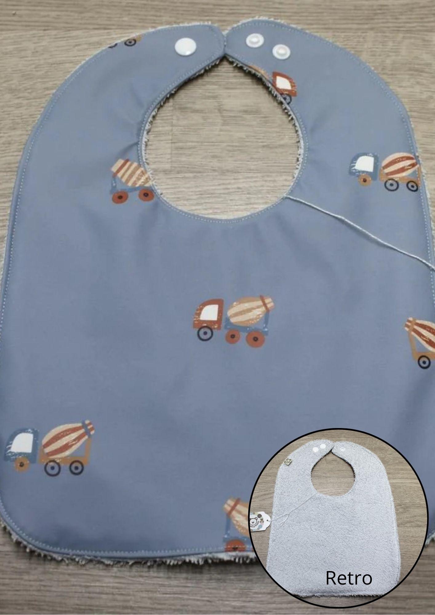 Bavaglino cerato azzurro con camioncini - retro in spugna