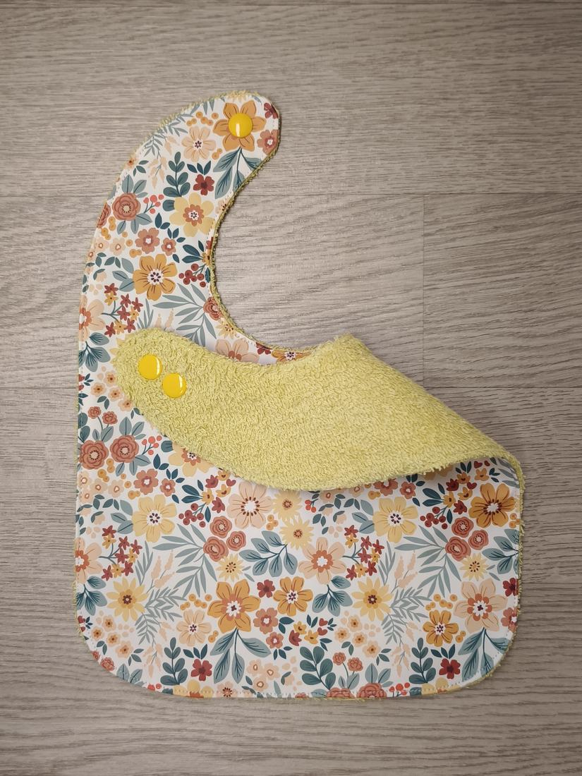 Bavaglino cerato con fiorellini piccoli - retro in spugna gialla