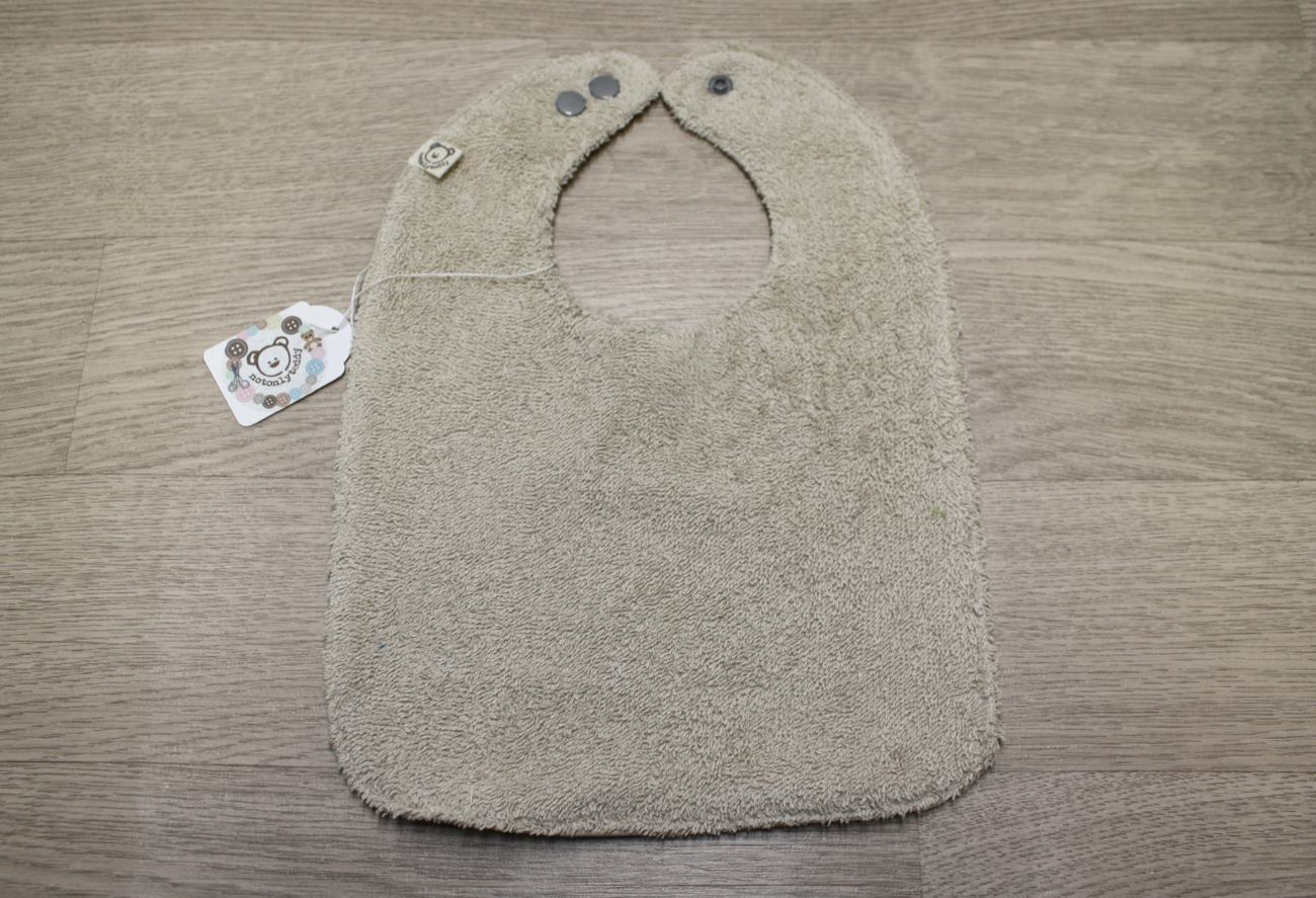 Bavaglino cerato con animaletti della savana su beige - retro in spugna