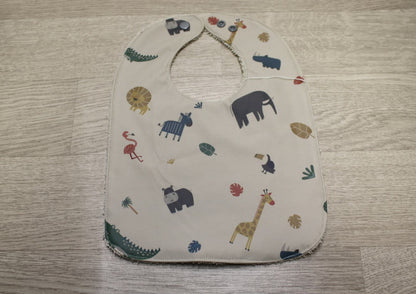Bavaglino cerato con animaletti della savana su beige - retro in spugna