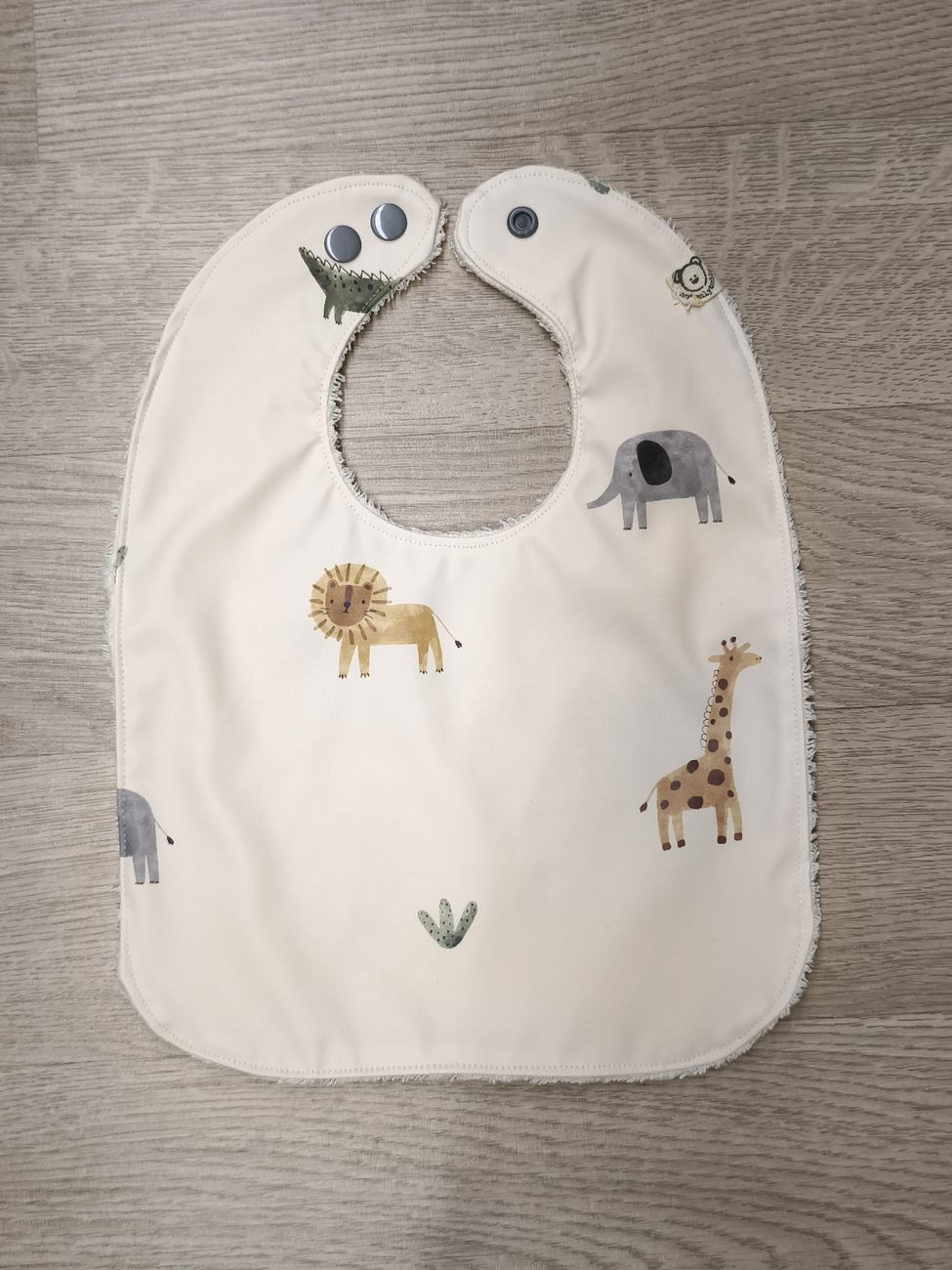 Bavaglino cerato con animaletti della savana - retro in spugna