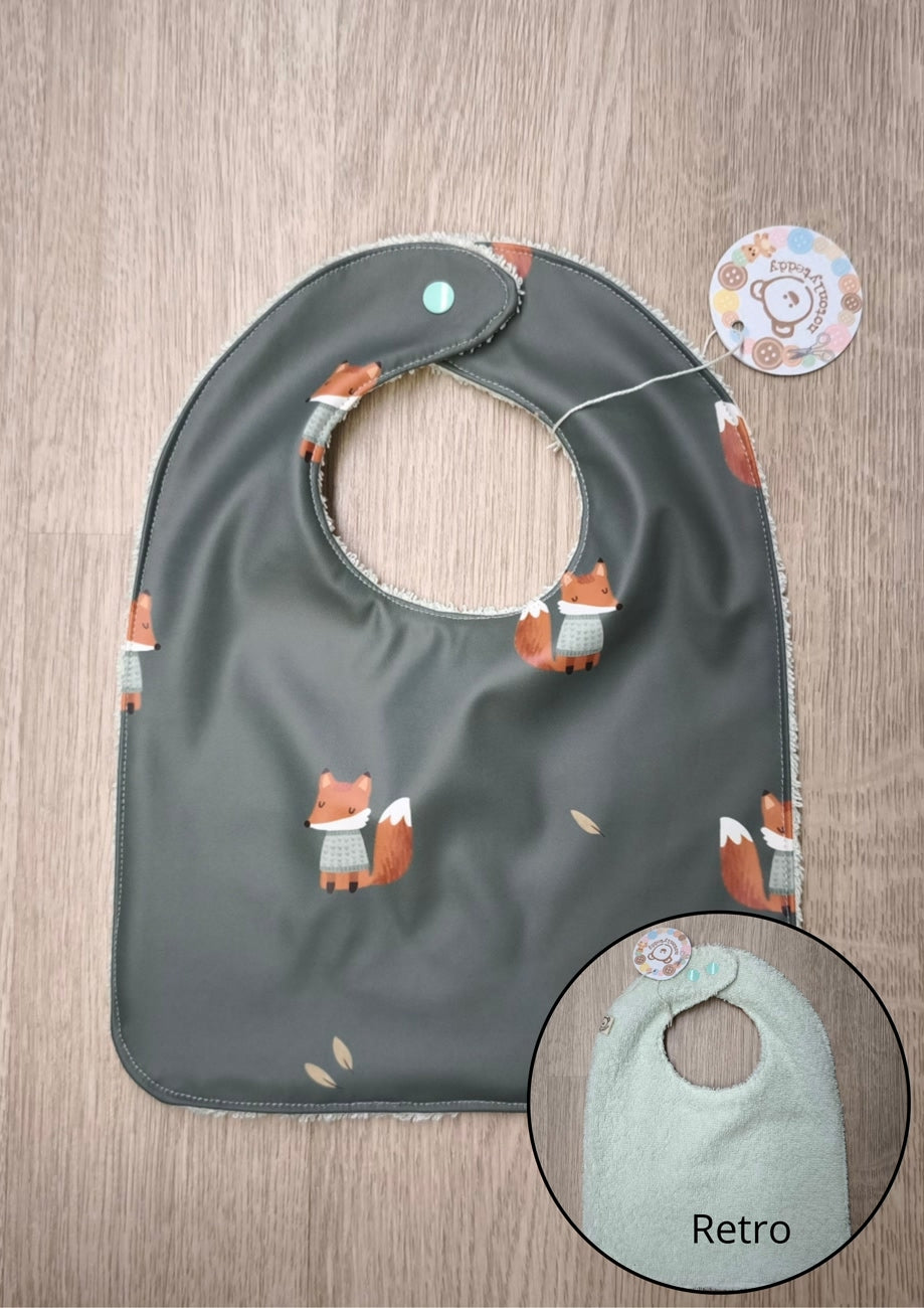 bavaglino cerato con fantasia di volpine e con retro in spugna verde chiaro - davanti e dietro