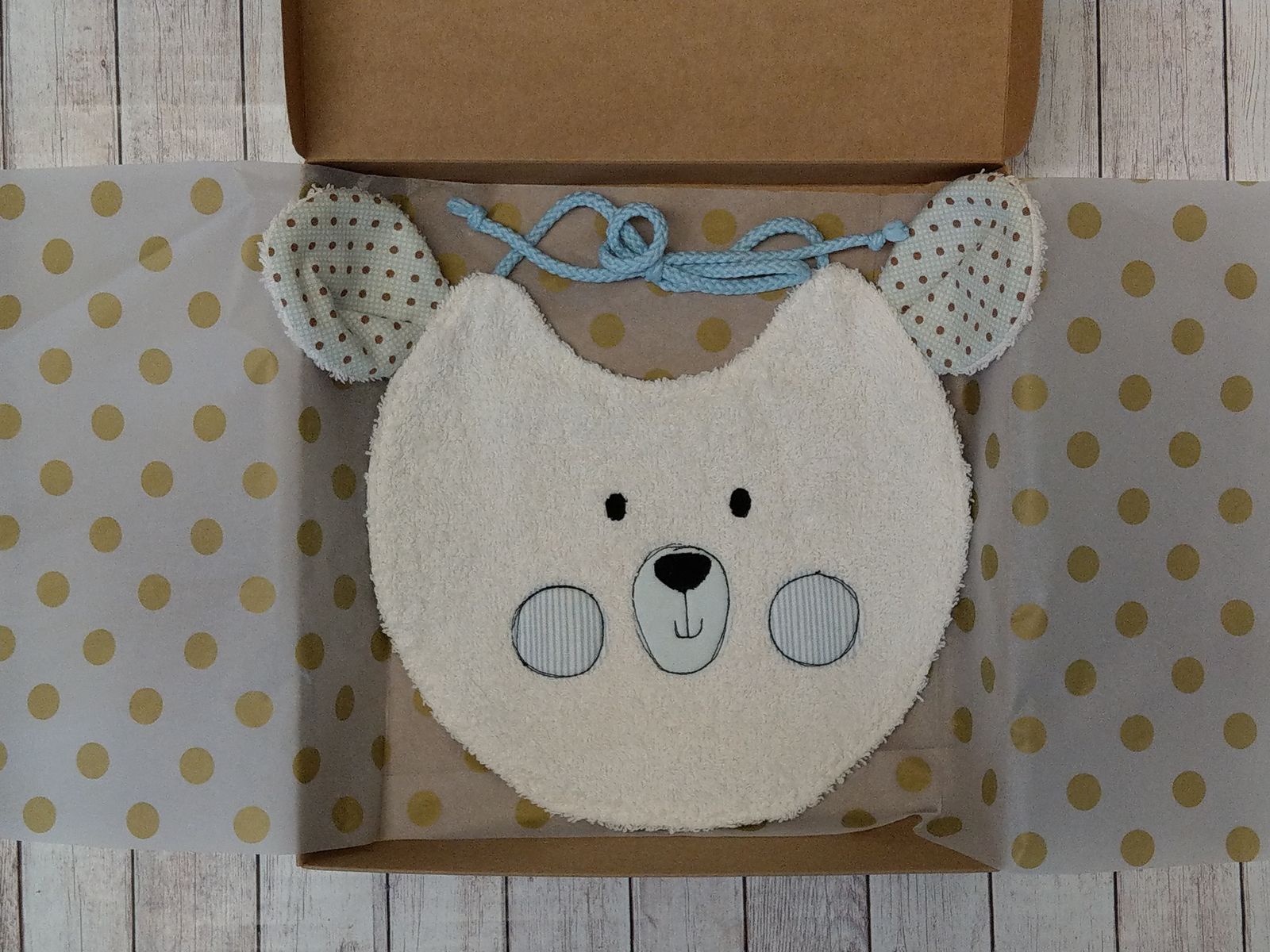 bavaglino a forma di musetto di agnellino nella confezione regalo
