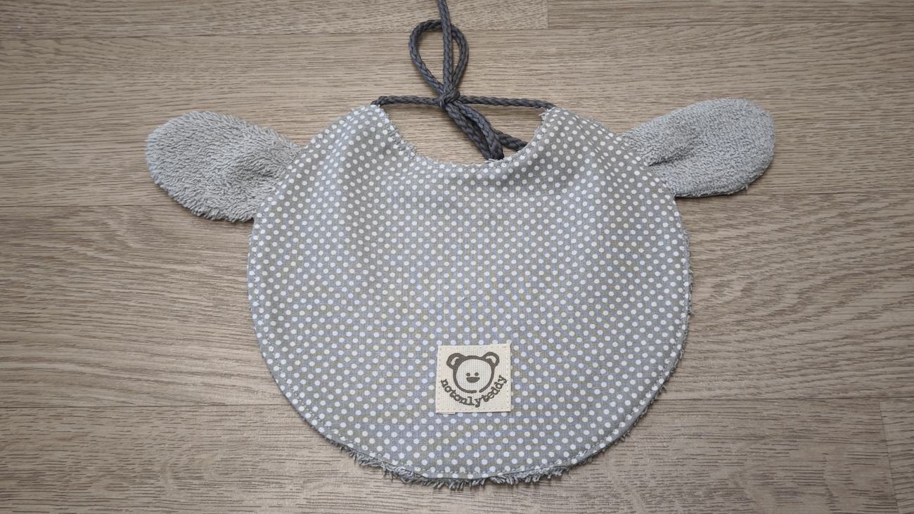 retro di bavaglino a forma di musetto di agnellino grigio