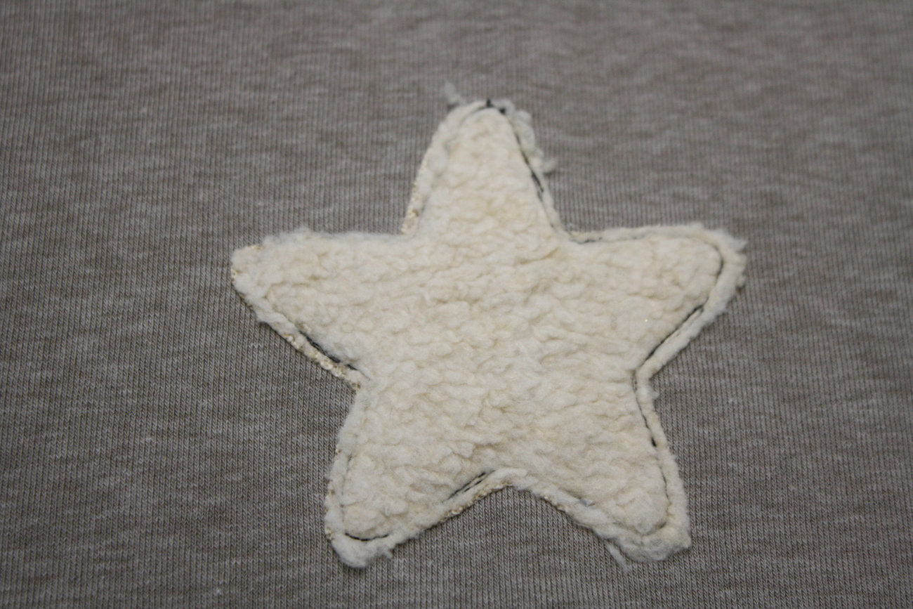 Berretto in felpa calda con nappine - stellina pelosa