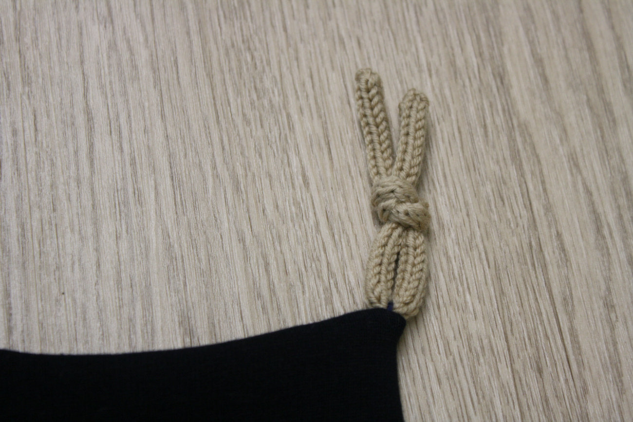 Berretto in felpa blu con stellina leopardo e nodini tricotin beige
