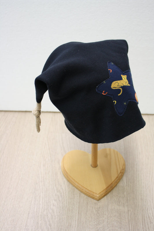 Berretto in felpa blu con stellina leopardo e nodini tricotin beige