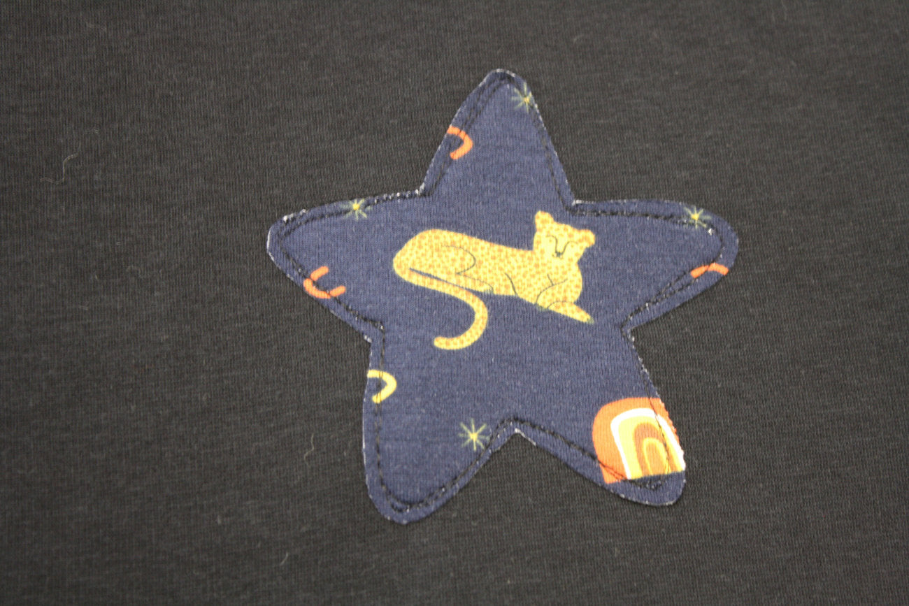 Berretto in felpa blu con stellina leopardo e nodini tricotin beige