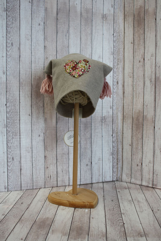 Berretto in felpa tortora pelosa con nappine rosa - cuore a fiorellini - 9-12 mesi