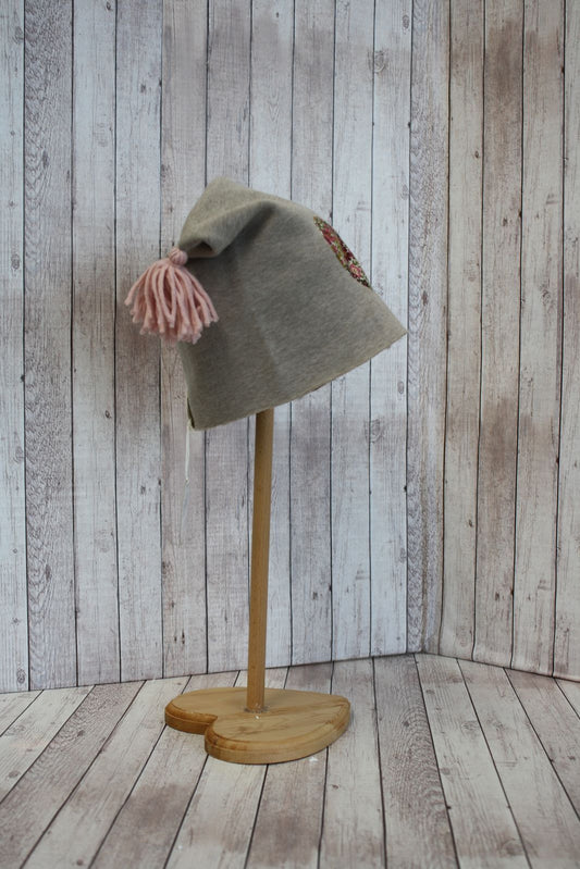 Berretto in felpa tortora pelosa con nappine rosa - cuore a fiorellini - 9-12 mesi