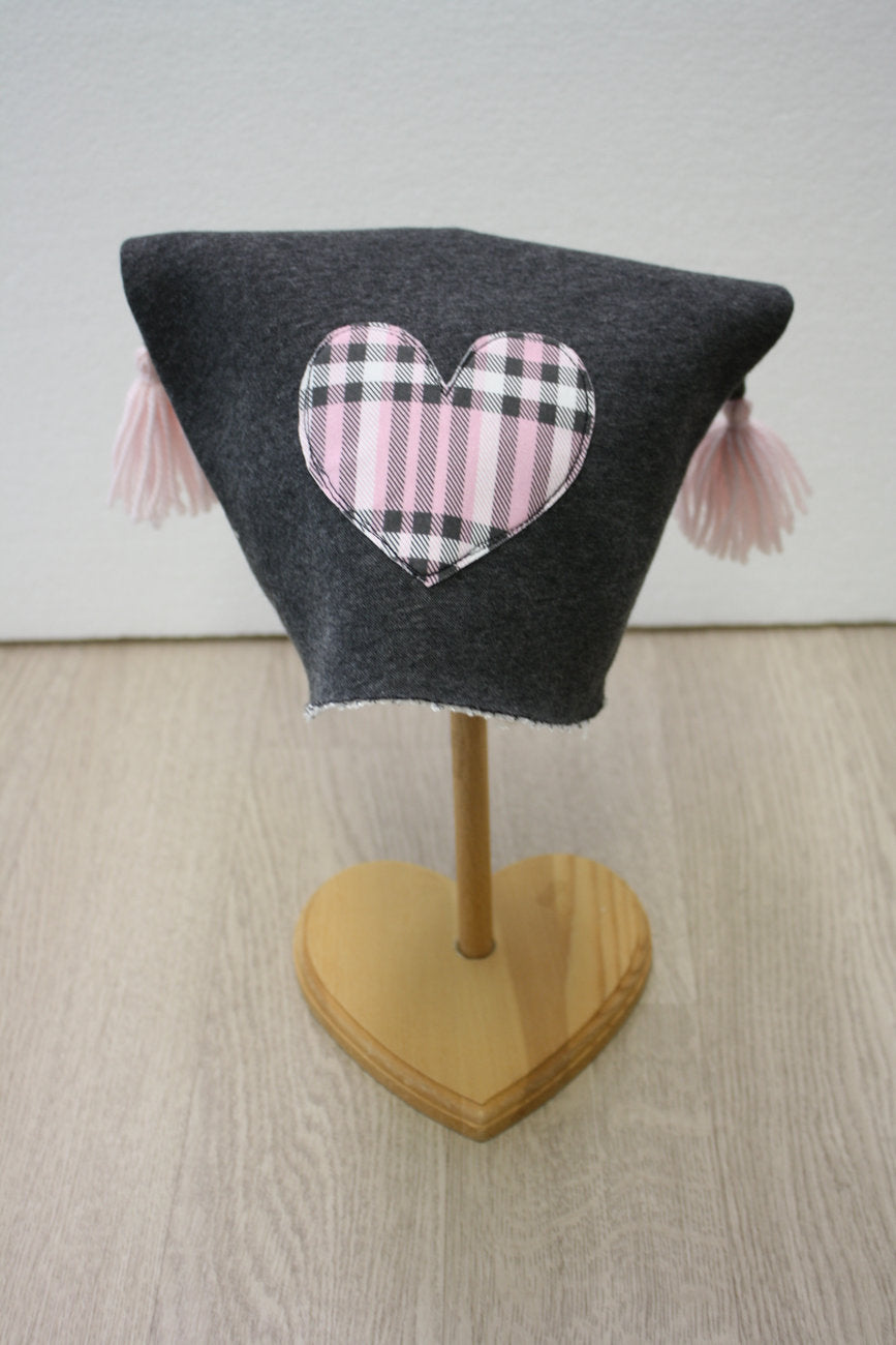 Berretto in felpa grigia con nappine - cuore tartan in maglina - taglia 30-36 mesi