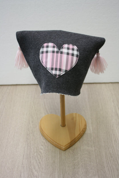 Berretto in felpa grigia con nappine - cuore tartan in maglina - taglia 30-36 mesi