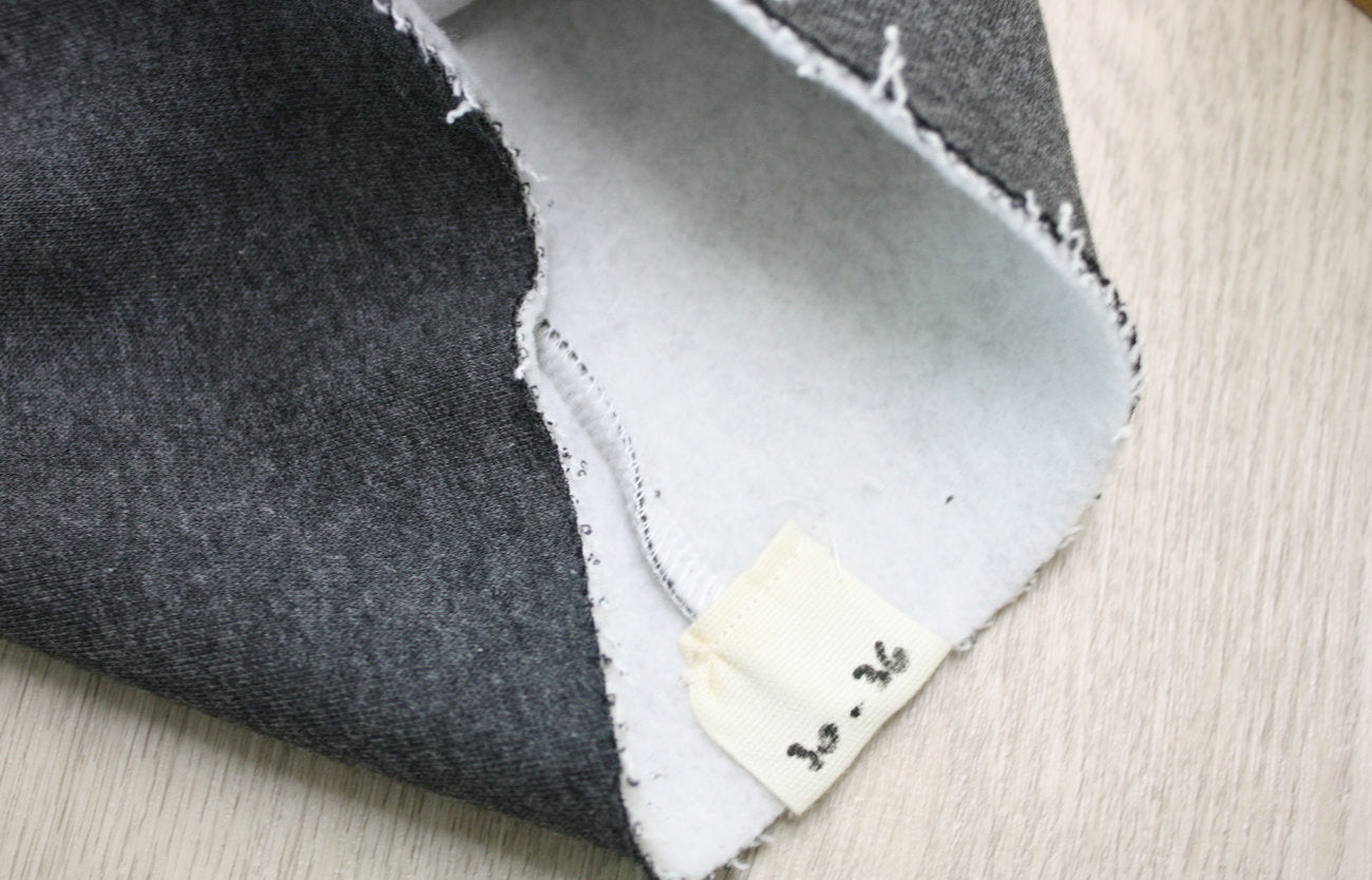 Berretto in felpa grigia con nappine - cuore tartan in maglina - taglia 30-36 mesi