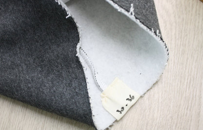 Berretto in felpa grigia con nappine - cuore tartan in maglina - taglia 30-36 mesi