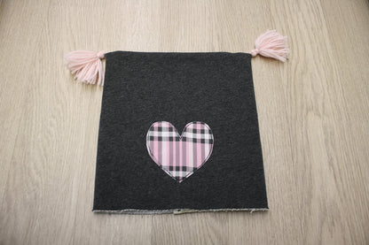 Berretto in felpa grigia con nappine - cuore tartan in maglina - taglia 30-36 mesi