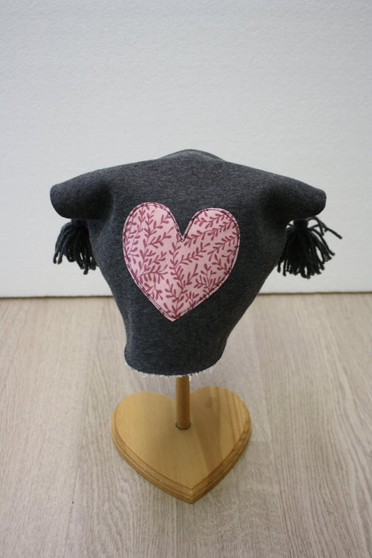 Berretto in felpa grigia con nappine - cuore in maglina malva - taglia 3-5 anni