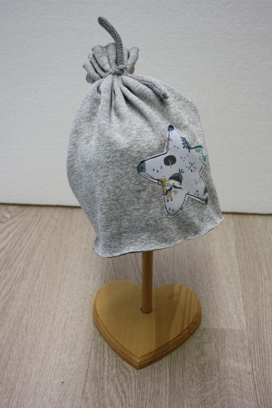 Berretto in felpa pelosa grigia con fiocchetto - stella a fantasia cavalieri