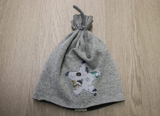 Berretto in felpa pelosa grigia con fiocchetto - stella a fantasia cavalieri