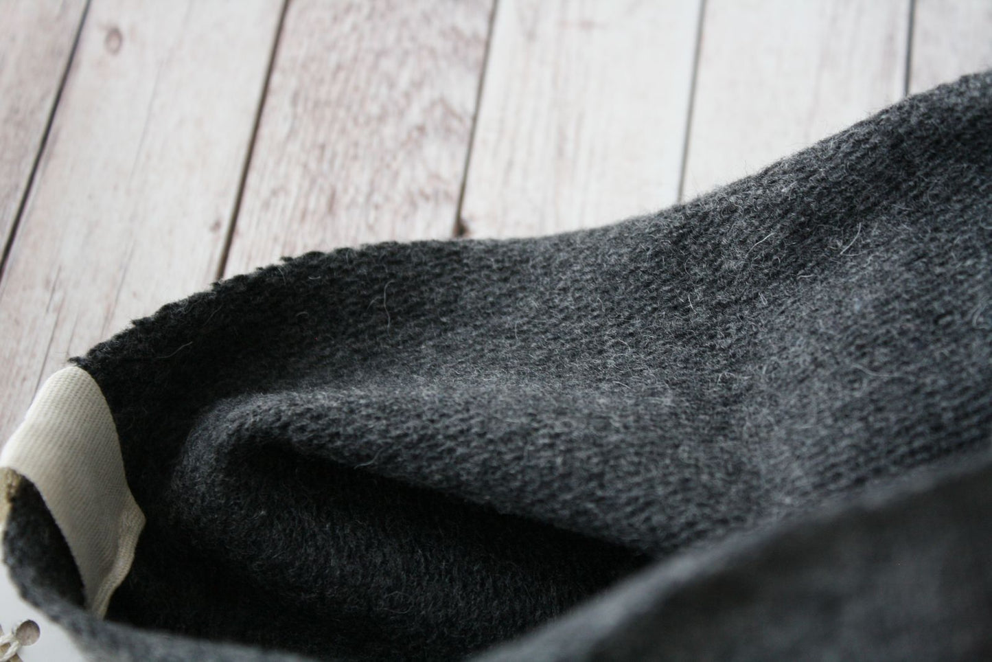 Berretto in lana grigia con nappine verdi - stellina scozzese - 3-5 anni