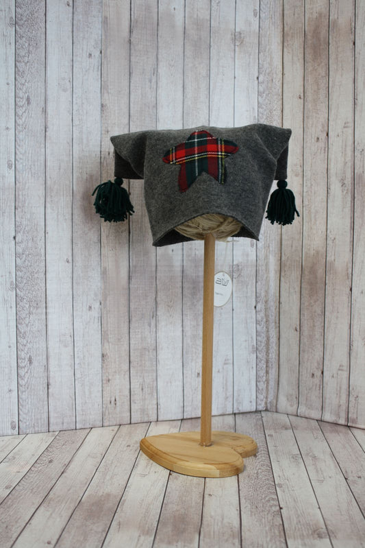 Berretto in lana grigia con nappine verdi - stellina scozzese - 3-5 anni