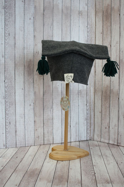 Berretto in lana grigia con nappine verdi - stellina scozzese - 3-5 anni