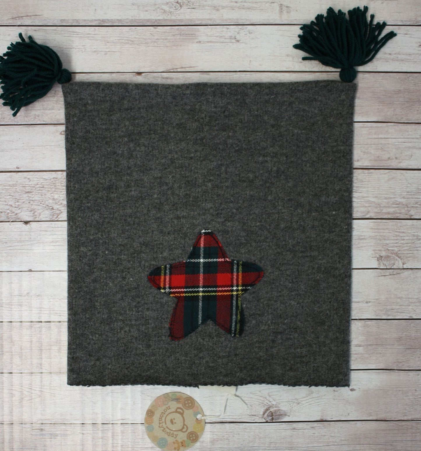 Berretto in lana grigia con nappine verdi - stellina scozzese - 3-5 anni