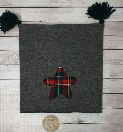 Berretto in lana grigia con nappine verdi - stellina scozzese - 3-5 anni