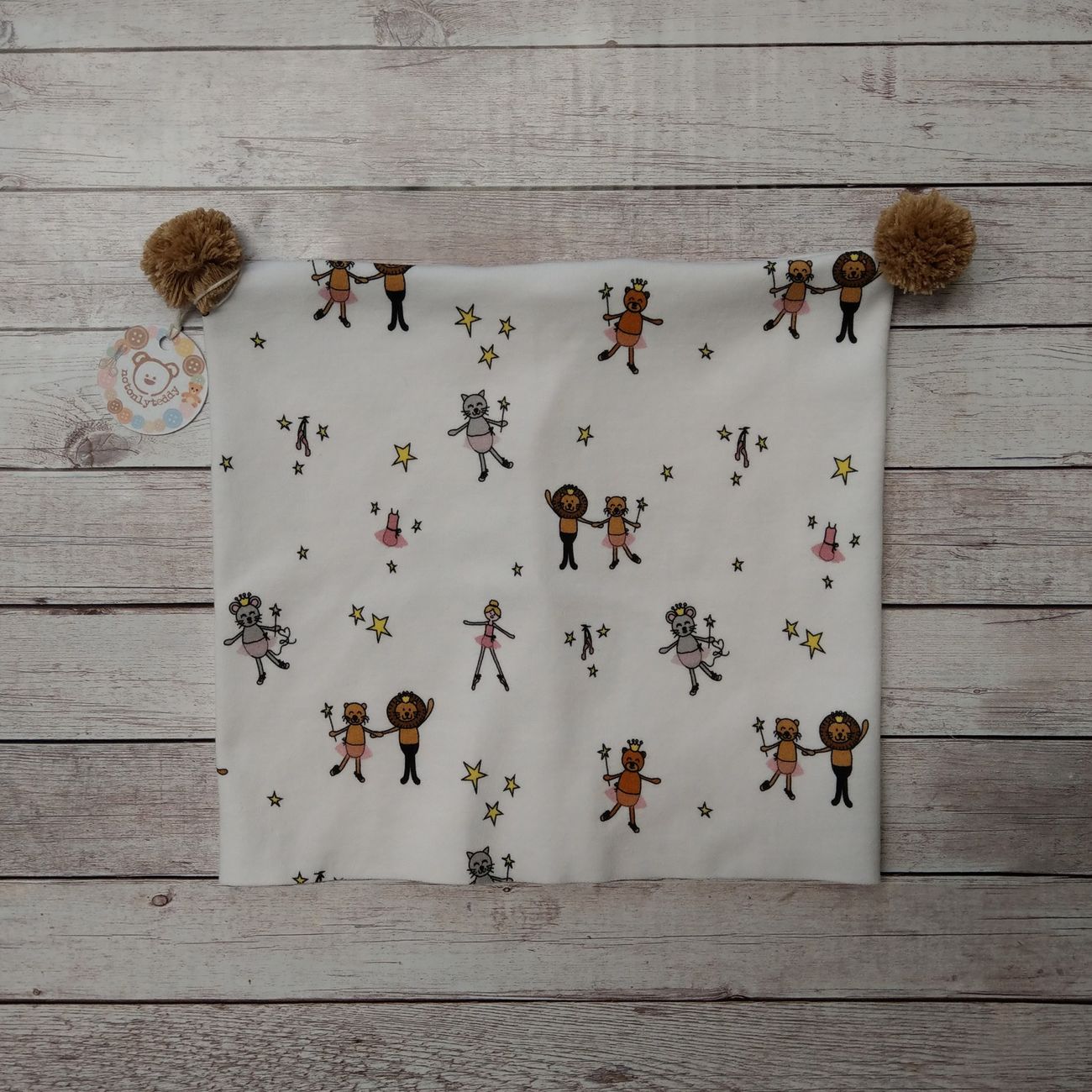Berretto in maglina con fantasia NotOnlyTeddy di orsette fatine – pompon beige