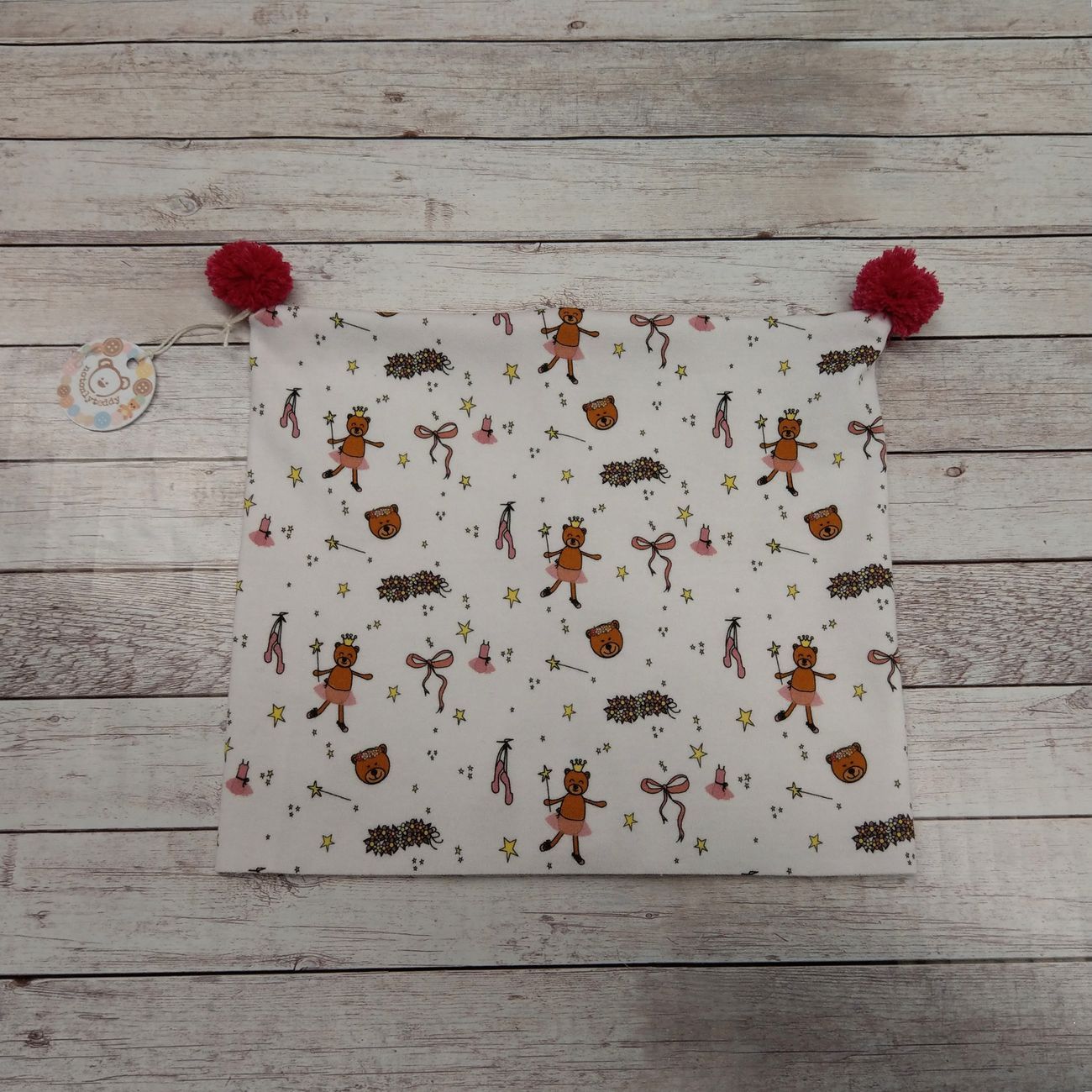 Berretto in maglina con fantasia NotOnlyTeddy di orsetta ballerina – pompon fucsia
