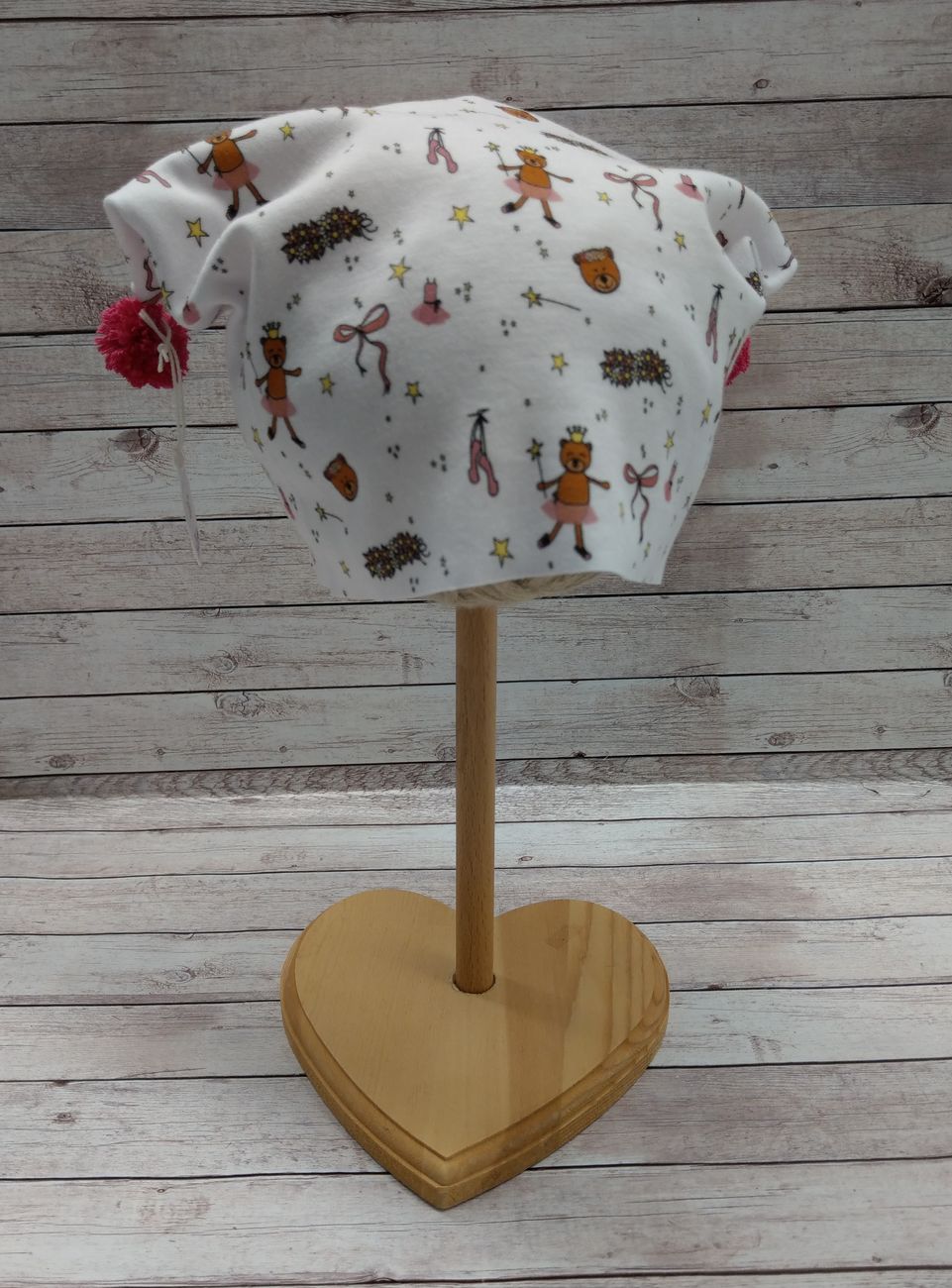 Berretto in maglina con fantasia NotOnlyTeddy di orsetta ballerina – pompon fucsia - visto 3/4