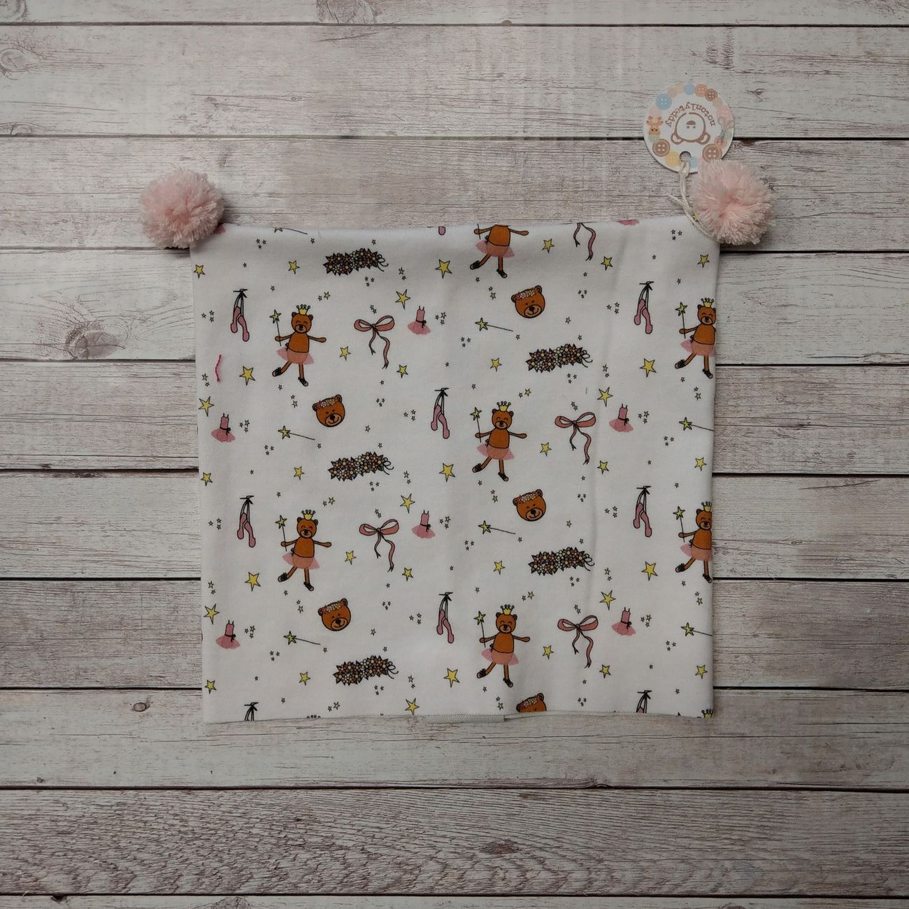 Berretto in maglina con fantasia NotOnlyTeddy di orsetta ballerina – pompon rosa