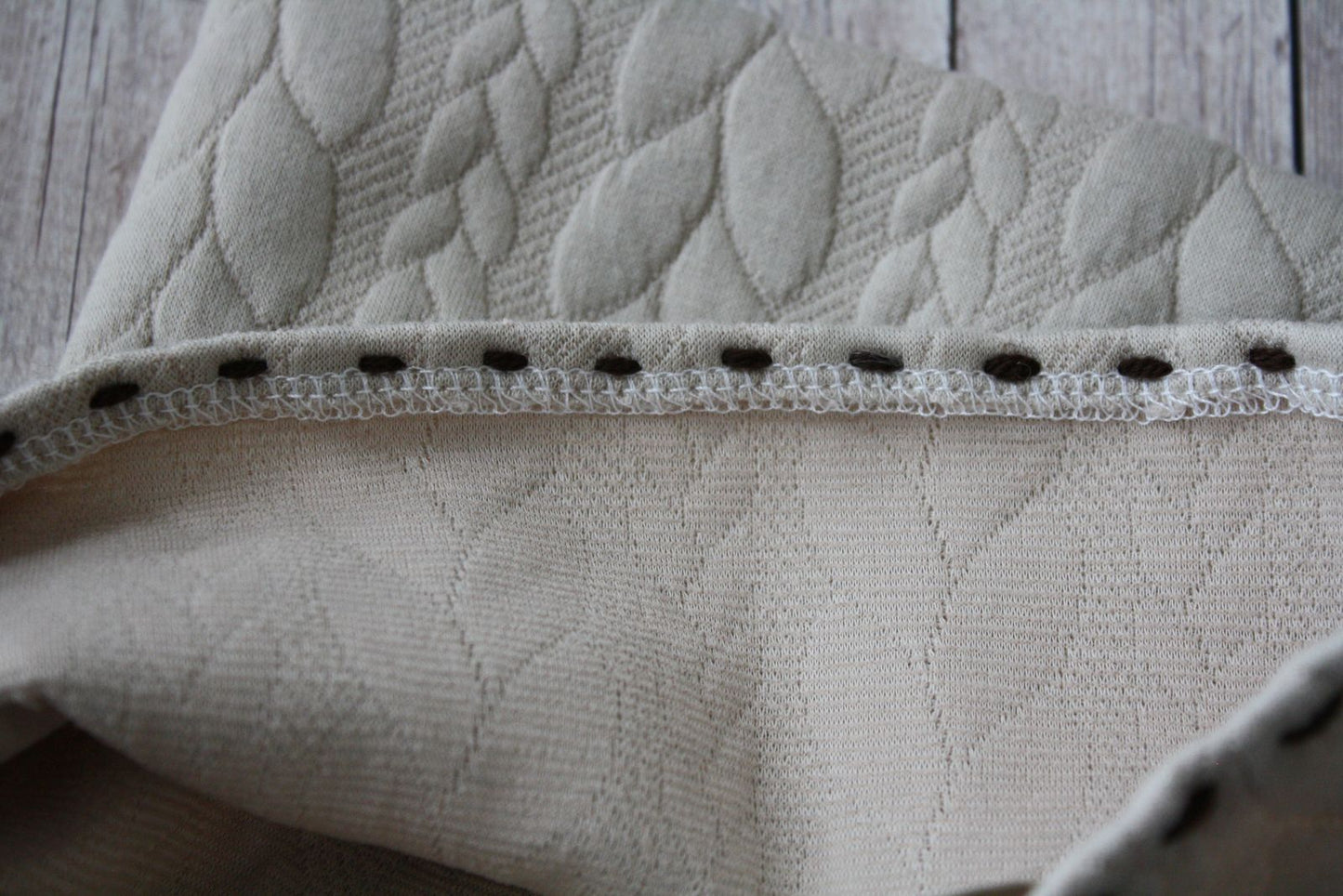 Berretto in jersey knit beige con nappine e bordino marroni - 9-12 mesi
